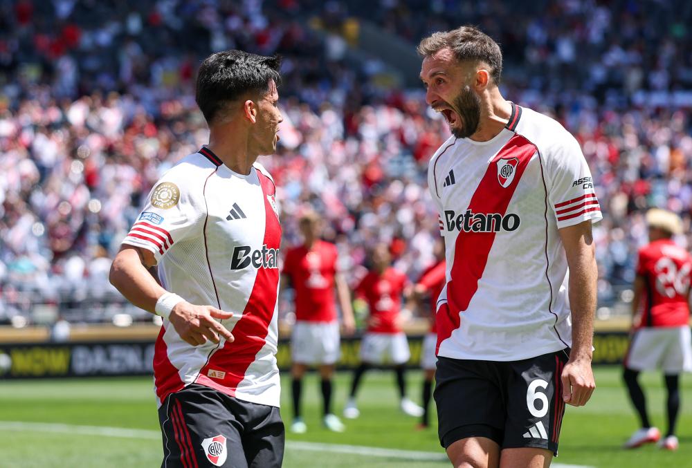 特维斯率塔列雷斯对阵博卡，赛后收到博卡赠送的纪念球衣