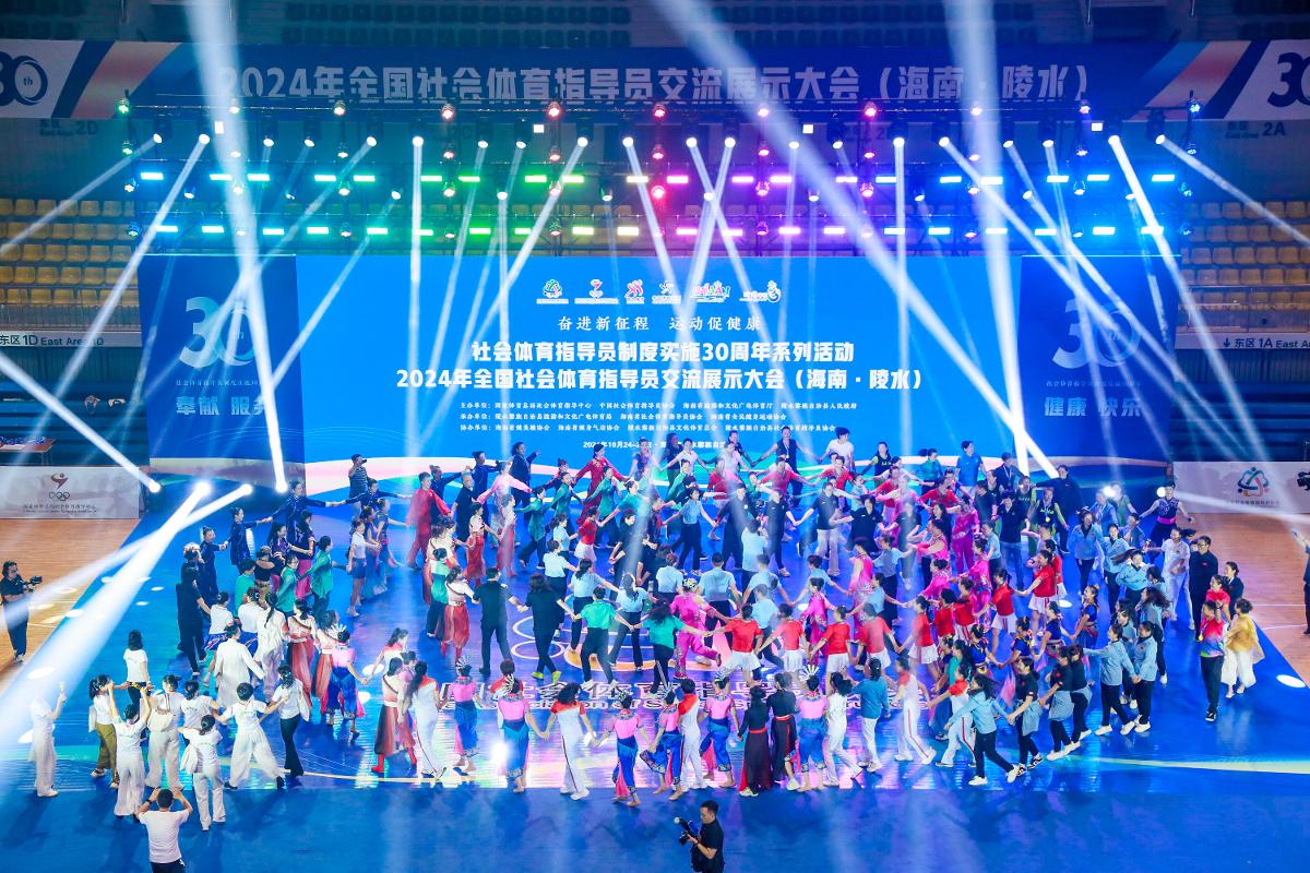 前锋远射破门，比分被重新点燃