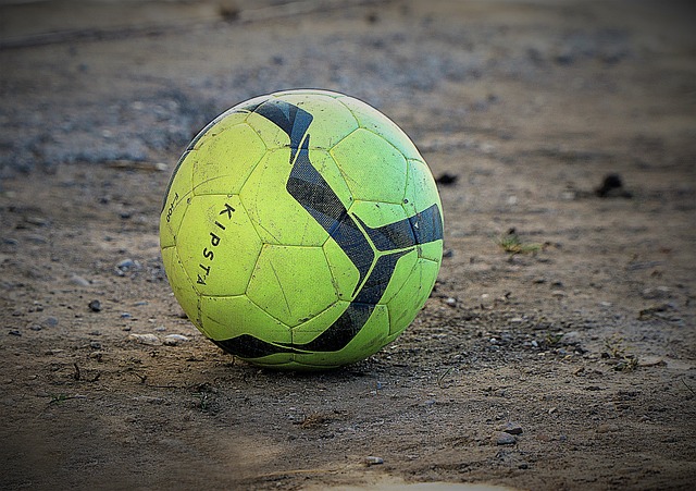 这位前锋的跑动太勤快了